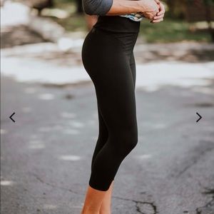 Simple Addiction- Lot of 2 cropped black leggings